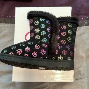 New Olivia Miller Girls' Snow Days Snowflake Boots Size 4Y
